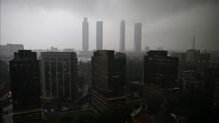 Una intensa tormenta colapsa la ciudad de Madrid [upl. by Verbenia]