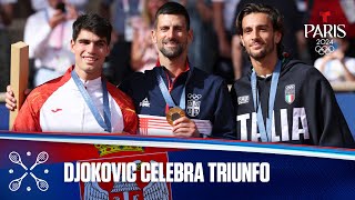 Novak Djokovic de Serbia celebra su primera medalla de oro en Tenis  Juegos Olímpicos París 2024 [upl. by Enerak276]