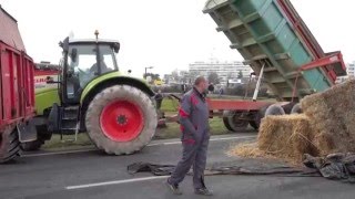 Les agriculteurs bloquent La Rochelle [upl. by Carney]