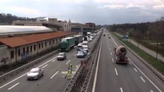 Incidente in autostrada auto finisce contro un guardrail [upl. by Spense]