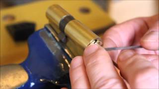 Crochetage lockpicking cylindre Vachette ASSA ABLOY V5 [upl. by Hynes]