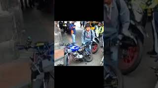 Destruyó su moto por que la policía se la quito por no traer ningún documento [upl. by Regdor559]