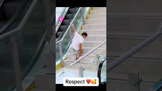 Những hành động đầy ý nghĩa xúc động bloghcd respect respectshorts shorts sad trending movie [upl. by Odyssey965]