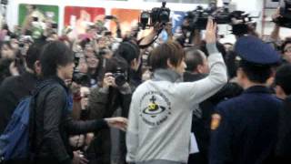 20111202 嵐相葉雅紀 接機 in 台北松山空港 [upl. by Nylevol]