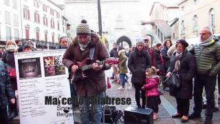 Marcello Calabrese  street guitarist  quotSmoke On The Waterquot live in Bergamo 2017 [upl. by Bibby]