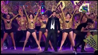 Shah Rukh Khans Grand Entry in Filmfare Awards  SRK  Karan Johar  Kapil Sharma  Filmfare [upl. by Leonid]