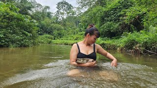 Encounter with a school of TERRIBLE FISH  Catches Fish in Flood Season  Living Alone Off the Grid [upl. by Leicester]