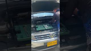 INSTALACION DE BATERIA PARA VOLKSWAGEN TIGUAN [upl. by Aihtniroc472]