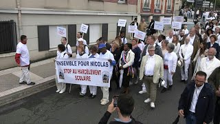 Poissy une marche blanche en hommage à Nicolas pour dénoncer le harcèlement scolaire  AFP [upl. by Krongold]