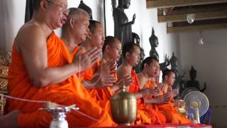 Monjes budistas tailandeses rezando en un templo de Bangkok [upl. by Thanos]