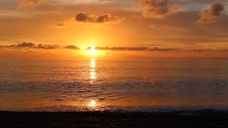 Sentire il rilassante suono delle onde del mare al tramonto [upl. by Nnylakcaj763]