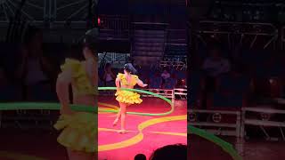 GORGEOUS WOMAN using a GIANT HULA HOOP CIRCO CIRCUS CABALLERO CA USA 503 FAMILYFUN HULAHOOP [upl. by Eugaet266]