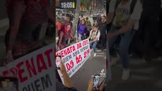 Famosos Glória Groove faz surpresa e canta na Avenida Paulista [upl. by Nonnairb]