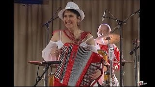 Des Portugaises à Sablé par Angélique et ses musicos [upl. by Anerac329]