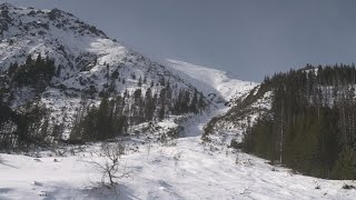 Śnieżna zima w Tatrach „Lawina nie musi być wielka żeby w niej zginąć” UWAGA TVN [upl. by Olive]