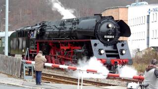 Dampflok der Baureihe 01 05098 bei der Ausfahrt in Thale Hbf nach Halberstadt [upl. by Nnaer]