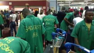 Les porteurs de laéroport de Yaoundé Nsimalen [upl. by Atse]