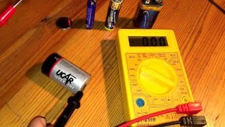 Batterie testen mit Multimeter Knopfbatterie 9 Volt Block Spannung AA und AAA DCV messen Anleitung [upl. by Enyalaj]