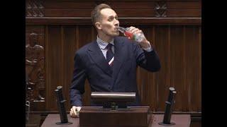 Sejmowa debata o akcyzie i rekwizyt posła Konfederacji Berkowicz napił się wódki na mównicy [upl. by Lered]