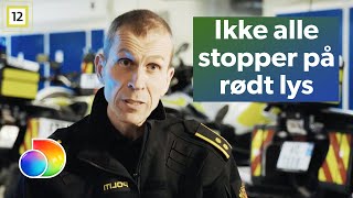 Syklister respekterer ikke rødt lys når de sykler i trafikken  Politiet Tango 38  discovery Norge [upl. by Darcy111]