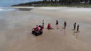 Bombeiros resgatam banhista na Praia do Francês [upl. by Neirol]