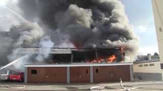 Brand einer Lagerhalle  Meterhohe Flammen zerstören Lagerhalle  WaiblingenHegnach 26112013 [upl. by Nnylatsyrc]