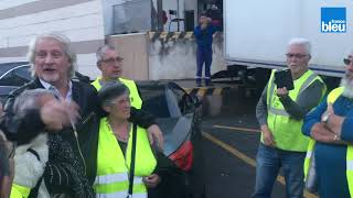 Patrick Sébastien accueilli par des gilets jaunes avant son spectacle à Périgueux [upl. by Rehctelf260]