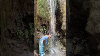 Ich habe unter einem Wasserfall geduschtdusche wasserfall wandern reisen natur unterwegs [upl. by Enirac]