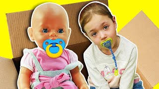 Baby Born Emily und ihr Kindermädchen Was ist mit Emily los Puppen Mama Videos auf Deutsch [upl. by Anailli]