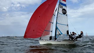 Hoe zeil je een wedstrijdboot Bekijk onze Mini Olympische Spelen in Medemblik [upl. by Yllatan]