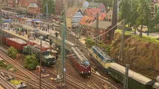 Modellbahn H0 Fahrt über zwei AnlagenVon Petersdorf nach Mittelstadt [upl. by Valentina]