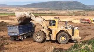 Caterpillar 990 Wheel Loader With Huge Bucket Loading Trucks [upl. by Aryl]