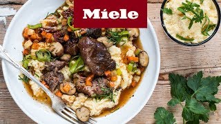 Rezept Schweinebäckchen in Rotweinsauce mit Polenta I Miele [upl. by Gaylene]