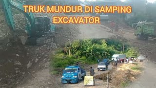 TRUK MUNDUR DI SAMPING EXCAVATOR [upl. by Marna]