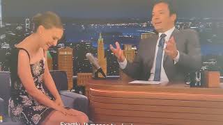 NATALIE PORTMAN DONNE UN COURS EXPRESS DE FRANÇAIS À JIMMY FALLON verlan cestchelou shady lol [upl. by Sherr]