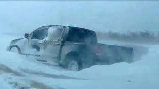 Sí esto es en Texas Fuertes nevadas y ráfagas de viento dejan carros varados al oeste del estado [upl. by Nodababus943]