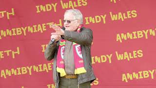 Dafydd Iwan  Gorymdaith Annibyniaeth Caerfyrddin  Welsh Independence March Carmarthen  Yma o Hyd [upl. by Ynavoj]