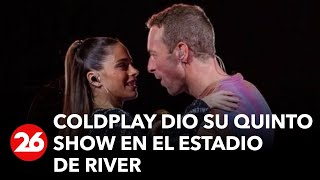 Sorpresa en el recital de Coldplay Tini Stoessel cantó quotLet Somebody Goquot junto a Chris Martin [upl. by Hoenack41]