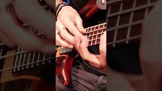 Tapping e Sweep Picking sul Basso [upl. by Laemaj]