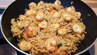 Gebratene Nudeln mit Garnelen  Fried Noodles with Prawns [upl. by Aivax722]