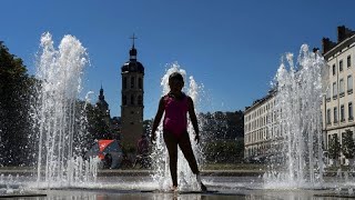 Hitzewarnung in Frankreich Zuhause bleiben und nach älteren Menschen sehen [upl. by Gile891]