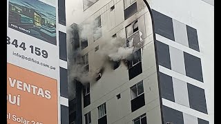 ¡Alerta Se registra incendio en edificio de Miraflores [upl. by Torey]