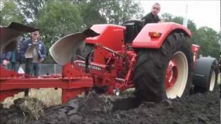 Ploegen met International 844S en Farmall 806 Trekkerweb [upl. by Ailemak]