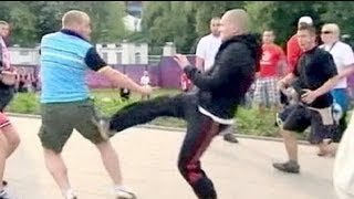 Hinchas polacos y rusos empañan el Euro 2012 con una batalla campal en Varsovia [upl. by Damiani186]