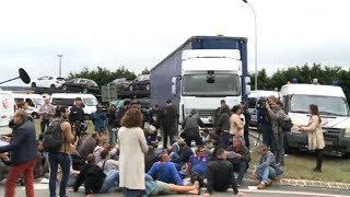 manifestants GMampS devant une usine PSA à Poissy [upl. by Nolahs]