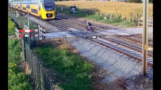 Fietser ontkomt aan de dood op onbewaakte overweg [upl. by Beore854]