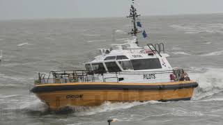 Loodsboten varen binnen storm op boulevard van vlissingen [upl. by Ymor416]