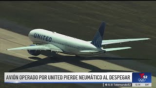 Avión operado por United pierde un neumático al despegar en LAX [upl. by Sirtemed]