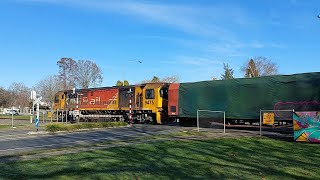 DL 9475 on Train 482 at Tainui Street Level Crossing in Bedford Park Matamata [upl. by Euh]