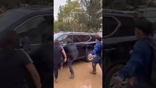 Vecinos de Paiporta DESTROZAN el coche de Pedro Sánchez cuando huía de Paiporta [upl. by Yelrah]